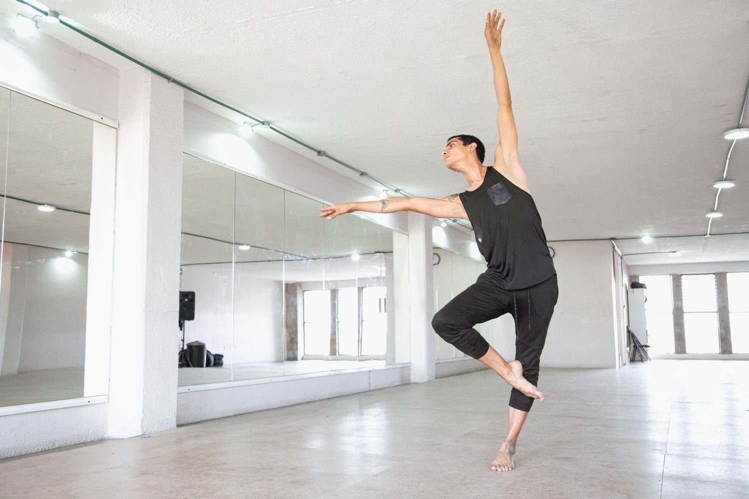 Mur miroir inox incassable dans un studio de danse